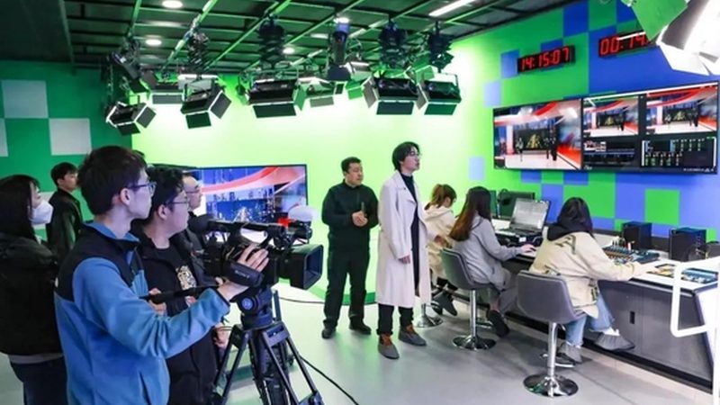 以下是一个宣传片拍摄报价明细表的示例：